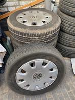Winterbanden op velg met VW wieldoppen maat 195/65R15, Auto-onderdelen, Banden en Velgen, Gebruikt, 15 inch, Banden en Velgen