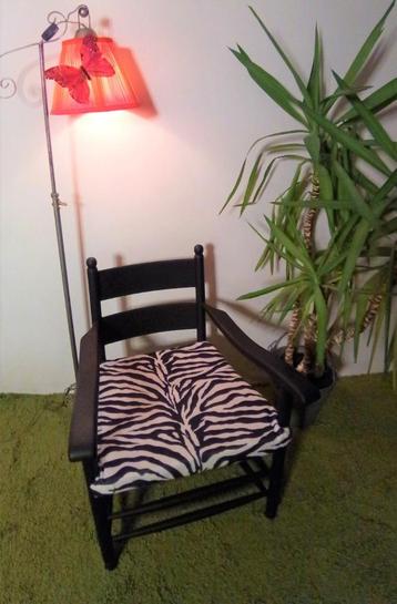 matzwarte antieke KNOPPENSTOEL, opnieuw gestoffeerd beschikbaar voor biedingen