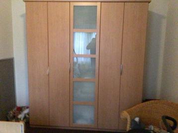 Grote 5 deurs kledingkast  (beuken kleur) beschikbaar voor biedingen