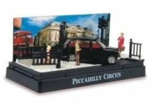Piccadilly Circus diorama with a Austin Taxi, Hobby en Vrije tijd, Modelauto's | Overige schalen, Nieuw, Auto, Ophalen of Verzenden