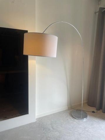 Vloerlamp met witte kap beschikbaar voor biedingen