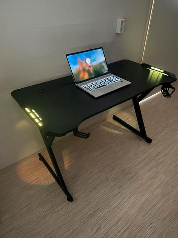 Gaming Bureau | Game tafel | Zwart met Groene LED - Z.g.a.n. beschikbaar voor biedingen
