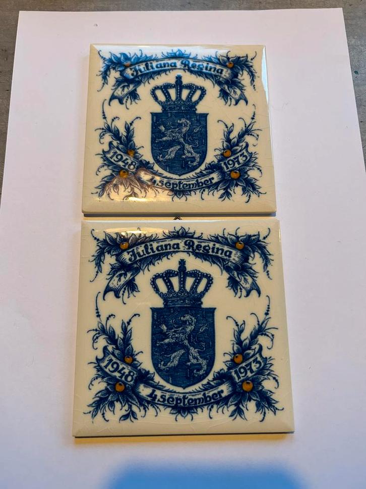2 x tegel Delfts blauw “Juliana Regina 1948/1973, Antiek en Kunst, Antiek | Keramiek en Aardewerk, Ophalen of Verzenden