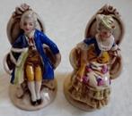 2 Porseleinen beeldje man en vrouw op stoel, Antiek en Kunst, Antiek | Porselein, Ophalen of Verzenden
