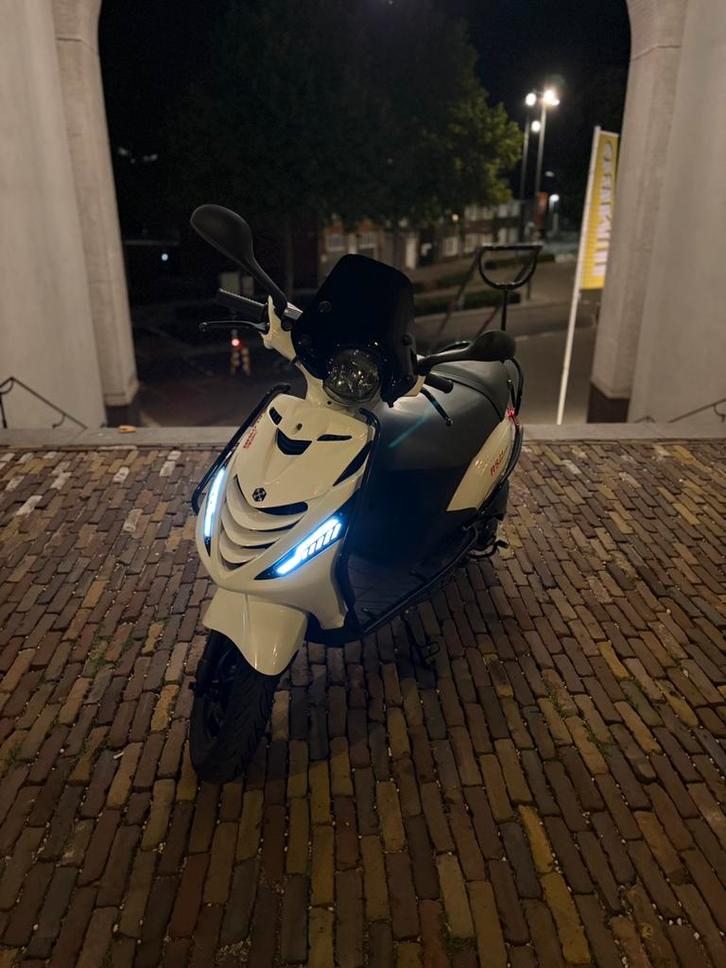 Zip, Fietsen en Brommers, Scooters | Piaggio, Zo goed als nieuw, Zip, Benzine, Ophalen