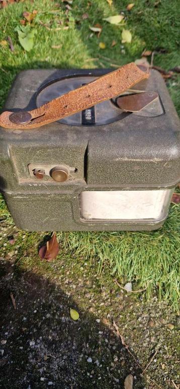 Duivenklok + kast met groen metaal kleur ( brocante) beschikbaar voor biedingen
