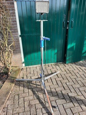 Bouwlamp halogeen lamp 500 W op bouwstandaard beschikbaar voor biedingen