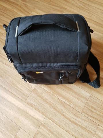 Geheel nieuwe fototas, €12,50 en gebruikte fotolijsten, €2,- beschikbaar voor biedingen