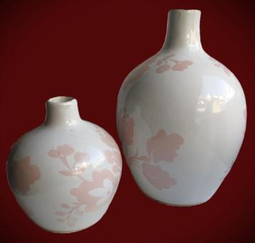 Vazen bol~Aardewerk wit met roze bloemen~Bolle vaasjes beschikbaar voor biedingen