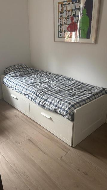 Uitklapbaar logeerbed een -> twee persoons beschikbaar voor biedingen