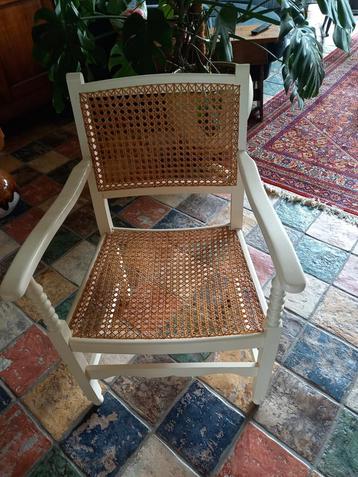 Bijzet stoeltje wit met gevlochten zitting en rug. beschikbaar voor biedingen