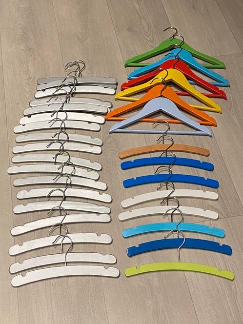 33 houten kledinghangertjes, Kinderen en Baby's, Babymode-accessoires, Gebruikt, Ophalen of Verzenden