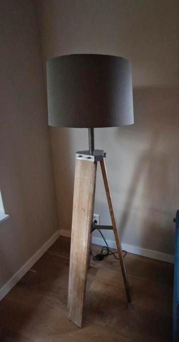 Twee vloerlampen beschikbaar voor biedingen