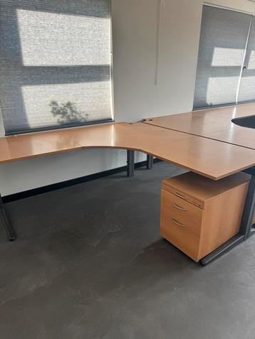 Ahrend bureau’s hoekbureau 4x kantoormeubelen beschikbaar voor biedingen