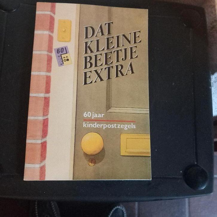 DAT KLEINE BEETJE EXTRA -  60e jaar  kinderpostzegels  1986, Boeken, Overige Boeken, Zo goed als nieuw, Ophalen of Verzenden