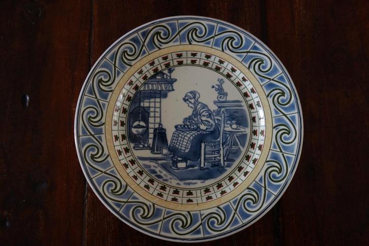 Wandbord klederdracht blauw-groen-bruin-oker, Antiek en Kunst, Antiek | Wandborden en Tegels, Ophalen of Verzenden