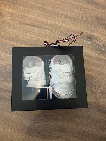 Tommy Hilfiger meisjes baby schoenen Roze en Wit. Nieuw  beschikbaar voor biedingen