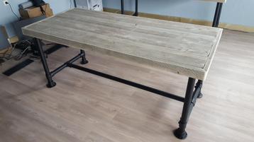 Unieke industriele tafel, bureau van staal met steigerhout beschikbaar voor biedingen