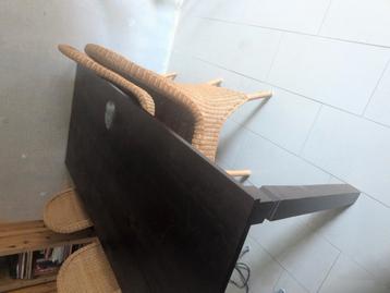 Vier rieten stoelen en eettafel beschikbaar voor biedingen