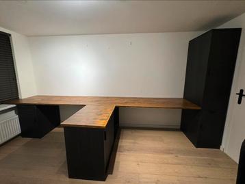 Grote bureau met kasten van steigerhout.