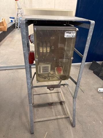 Elektrische schakelkast op frame beschikbaar voor biedingen