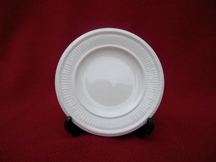 Wedgwood EDME  Petit fours bordjes Ø 13 cm, Huis en Inrichting, Keuken | Servies, Zo goed als nieuw, Bord(en), Wedgwood, Aardewerk