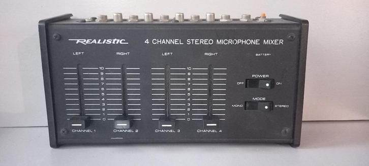 mengpaneel 4 kanalen Realistic 32-1105A, Muziek en Instrumenten, Mengpanelen, Zo goed als nieuw, Minder dan 5 kanalen, Microfooningang