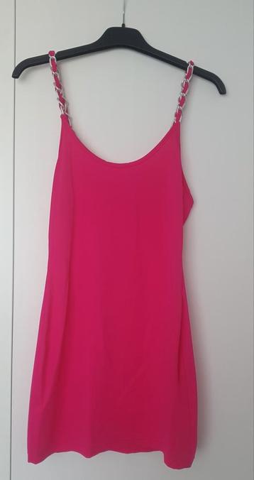 roze jurk met sierketting aan bandjes beschikbaar voor biedingen