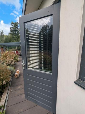 Hardhouten buitendeur met dubbel glas en sloten beschikbaar voor biedingen