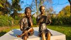 LEZEND MEISJE en JONGEN MET PET / Bronzen beeld / setprijs