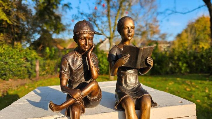 LEZEND MEISJE en JONGEN MET PET / Bronzen beeld / setprijs, Antiek en Kunst, Kunst | Beelden en Houtsnijwerken, Ophalen of Verzenden