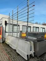 Afzettingen beton barrier met stalen hek ca. 300meter, Tuin en Terras, Schuttingen, Overige materialen, 6 meter of meer, Zo goed als nieuw