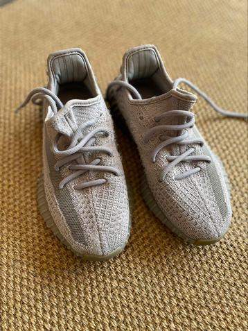 YEEZY boost lichtgrijs (maat 37 1/3) beschikbaar voor biedingen