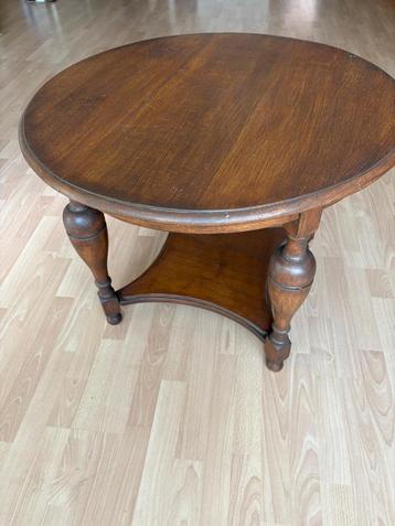 Ronde vintage houten salontafel beschikbaar voor biedingen