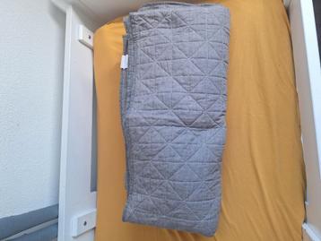 Splinter nieuwe grijze bedsprei 240/260 alleen uit verpakkin beschikbaar voor biedingen