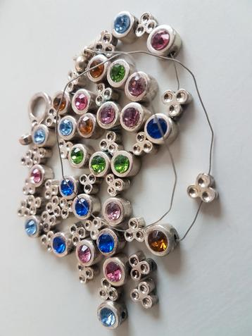 Leuke metalen kralen met gekleurde glassteentjes beschikbaar voor biedingen