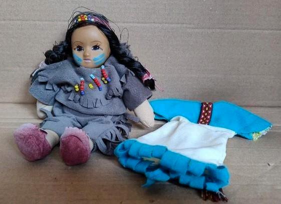 Leuke vintage indiaan meisjespop 19cm + 2 jurkjes jaren '70, Antiek en Kunst, Antiek | Speelgoed, Ophalen of Verzenden