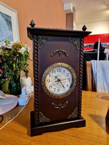 Prachtige vintage/antieke klok met kastje binnenin beschikbaar voor biedingen
