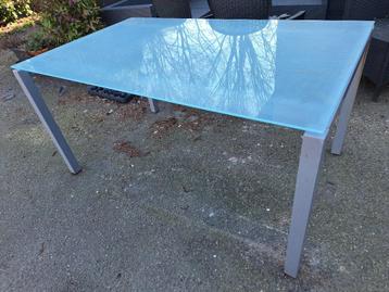 Tuintafel met glasplaat beschikbaar voor biedingen