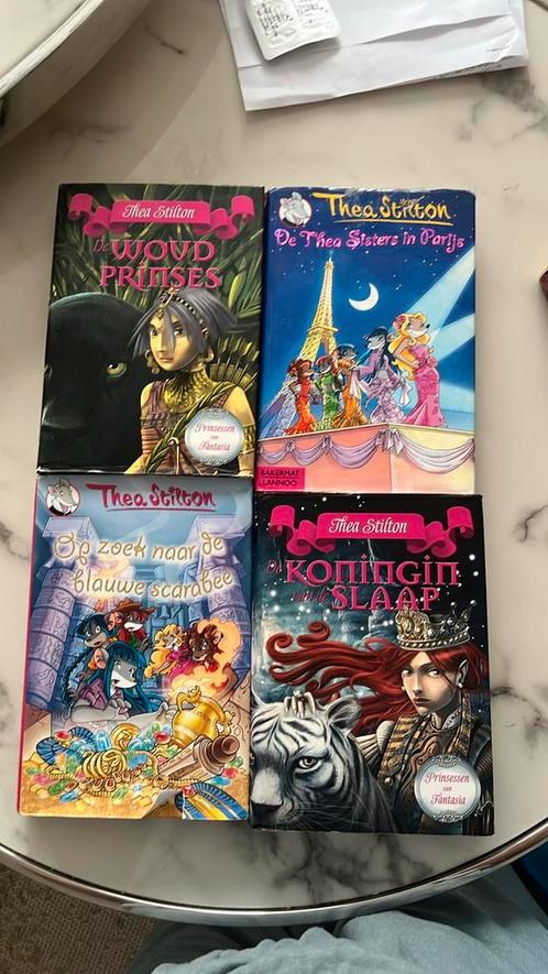 Thea Stilton - Op zoek naar de blauwe scarabee, Boeken, Kinderboeken | Jeugd | onder 10 jaar, Zo goed als nieuw, Ophalen of Verzenden