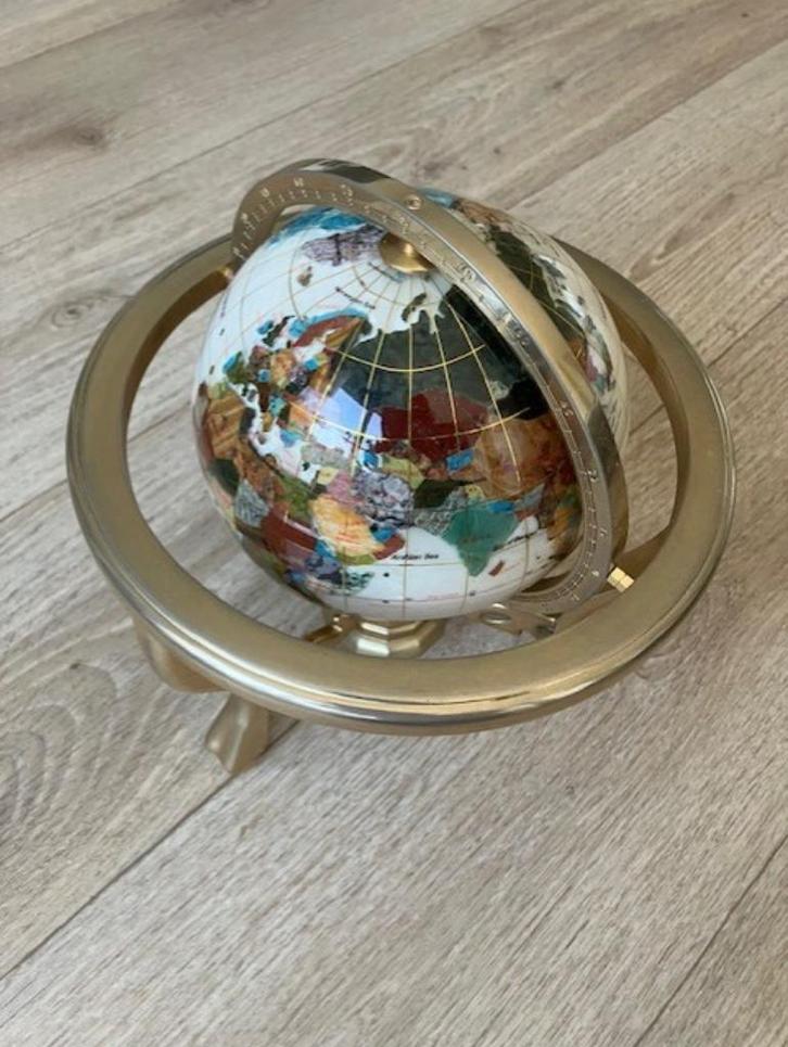 Tekoop: wereldbol ingelegd met edelstenen in versch. kleuren, Huis en Inrichting, Woonaccessoires | Wereldbollen, Zo goed als nieuw
