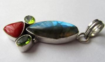 Zilveren edelsteen hanger Labradoriet Peridot en rode koraal beschikbaar voor biedingen