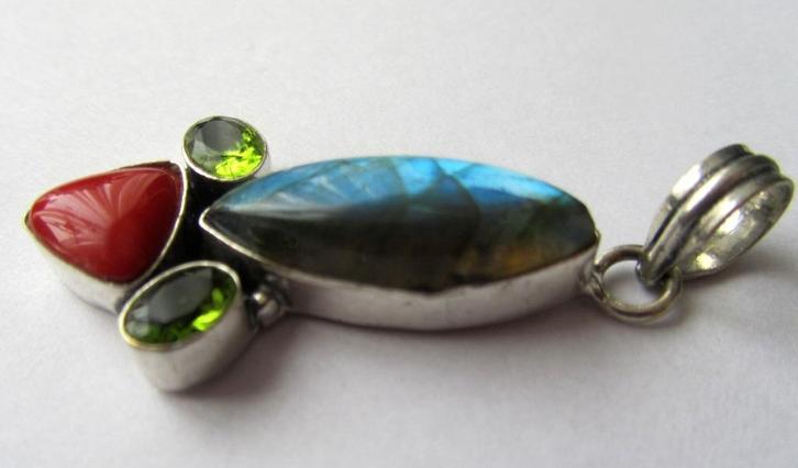 Zilveren edelsteen hanger Labradoriet Peridot en rode koraal, Sieraden, Tassen en Uiterlijk, Kettinghangers, Zo goed als nieuw