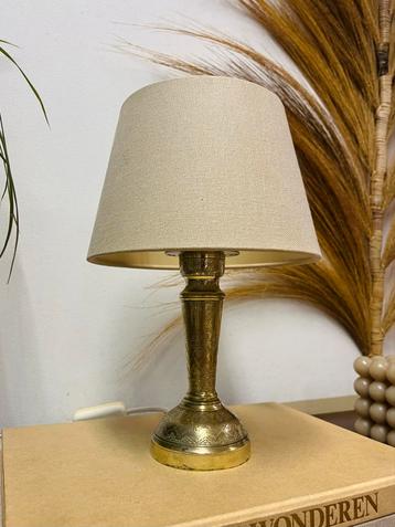 Mooie vintage Messing tafellamp lamp graveerwerk Beige Kap beschikbaar voor biedingen