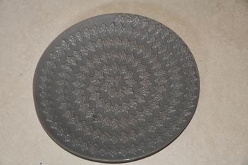 Taupe aardenwerk schaal diameter 34 cm beschikbaar voor biedingen