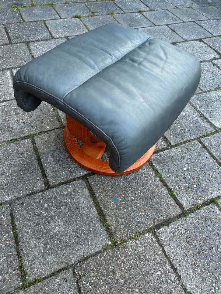 Originele stressles voetenbank hoeker leer, Huis en Inrichting, Banken | Voetenbanken en Poefen, Zo goed als nieuw, Rechthoekig