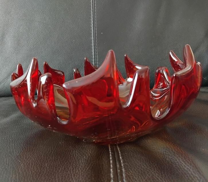 Rode glazen schaal - Uniek design, Huis en Inrichting, Woonaccessoires | Schalen en Manden, Zo goed als nieuw, Schaal, Rond, Glas