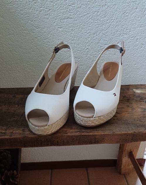 TOMMY HILFIGER witte dames sandalen met sleehak, maat 36, Kleding | Dames, Schoenen, Zo goed als nieuw, Sandalen of Muiltjes, Wit
