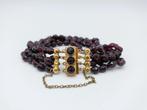 Granaten armband met 3-delig gouden slot, 21,5 cm.