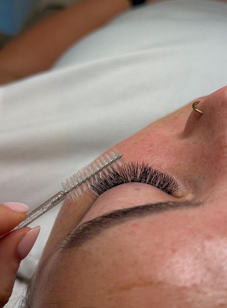 Wimperextensions Arnhem / Huissen, Kleding | Dames, Jurken, Zo goed als nieuw, Maat 36 (S), Beige, Boven de knie, Ophalen of Verzenden